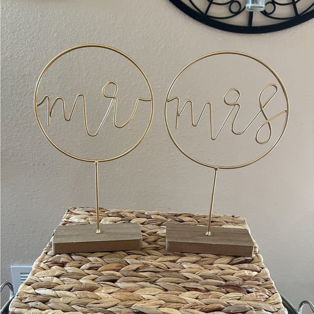 Gold Mr and Mrs Wire Table Decor